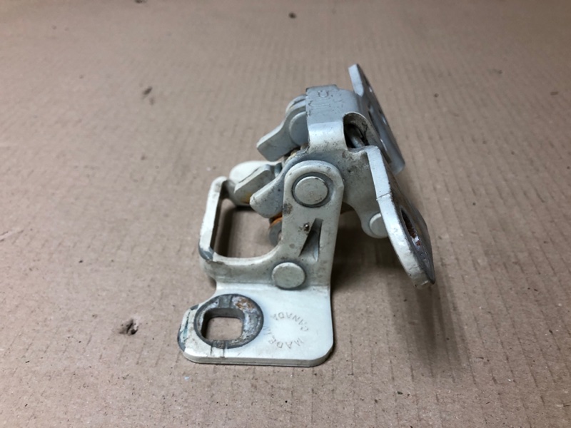 Петля двери верхняя задняя левая 300 04-10 2008 Седан 3.5 EGG