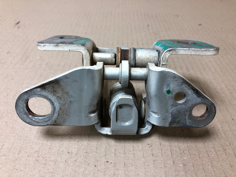 Петля двери верхняя задняя правая 300 04-10 2008 Седан 3.5 EGG