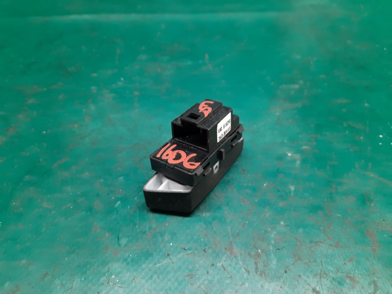 Кнопка центрального замка передняя правая PASSAT B8 14- 2016 Седан 1.8 CPRA