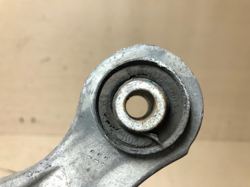 Рычаг задней подвески поперечный верхний правый 300 04-10 2008 Седан 3.5 EGG