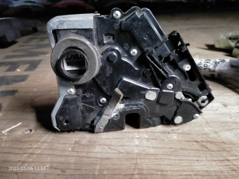 Замок двери передний левый GS350 GS300 05-11