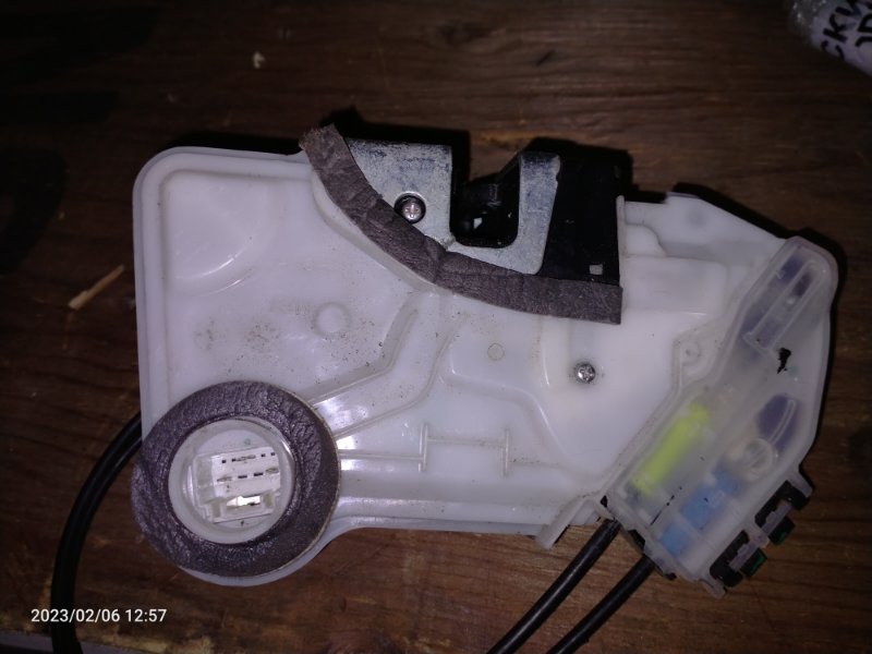 Замок двери передний правый AURIS 06-12