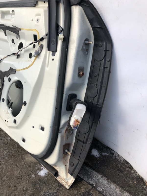 Дверь передняя левая 300 04-10 2008 Седан 3.5 EGG