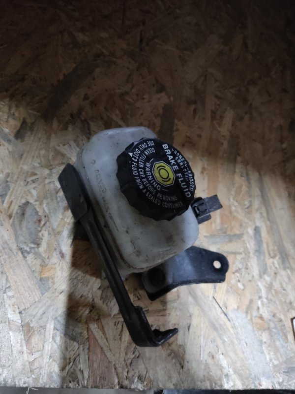 Бачок главного тормозного цилиндра RX300/330/350/400 03-09