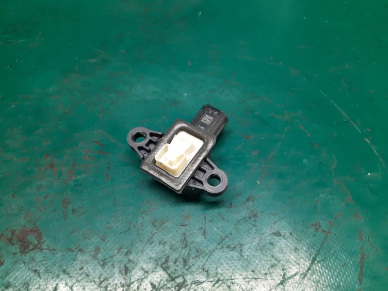 Датчик удара передний левый FIESTA 08-17 2013 Хэтчбек 1.6 XDEZ Датчик удара передний левый FIESTA 08-17 2013 Хэтчбек 1.6 XDEZ