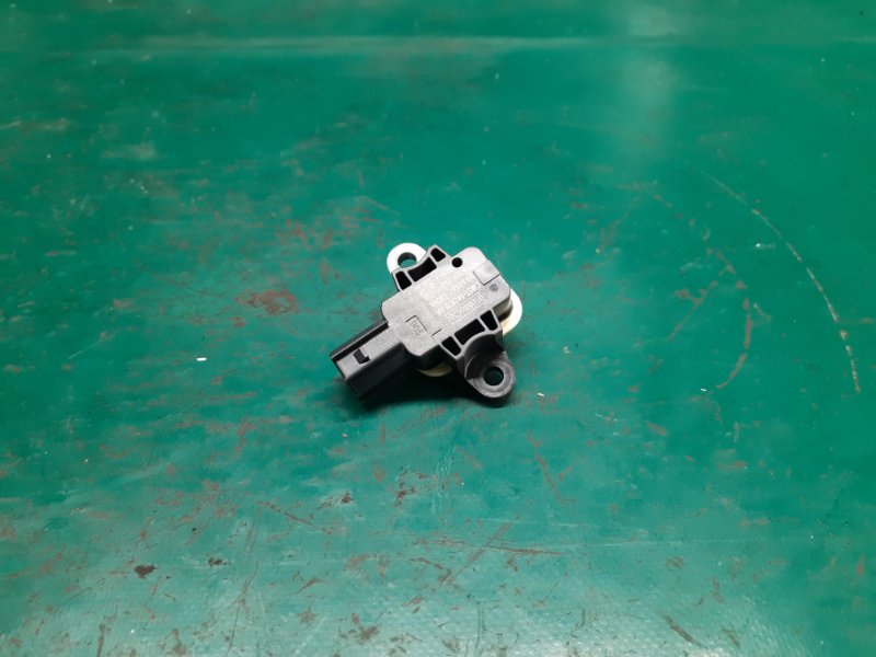 Запчасть датчик удара передний левый FORD FOCUS 10-18 2014 Седан 2.0 XQDA HM5Z-14B345-A Б/У Датчик удара передний левый FORD FOCUS 10-18 2014 Седан 2.0 XQDA HM5Z-14B345-A Б/У