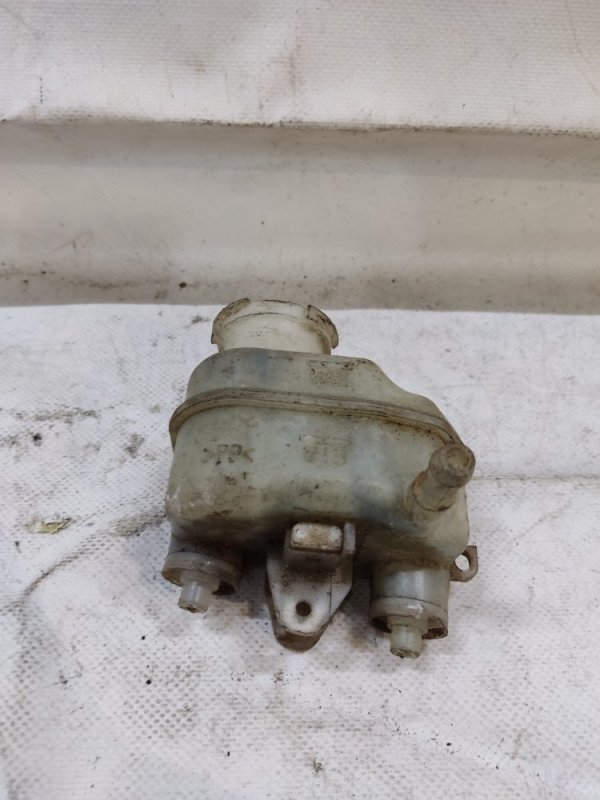 Бачок главного тормозного цилиндра AURIS 06-12