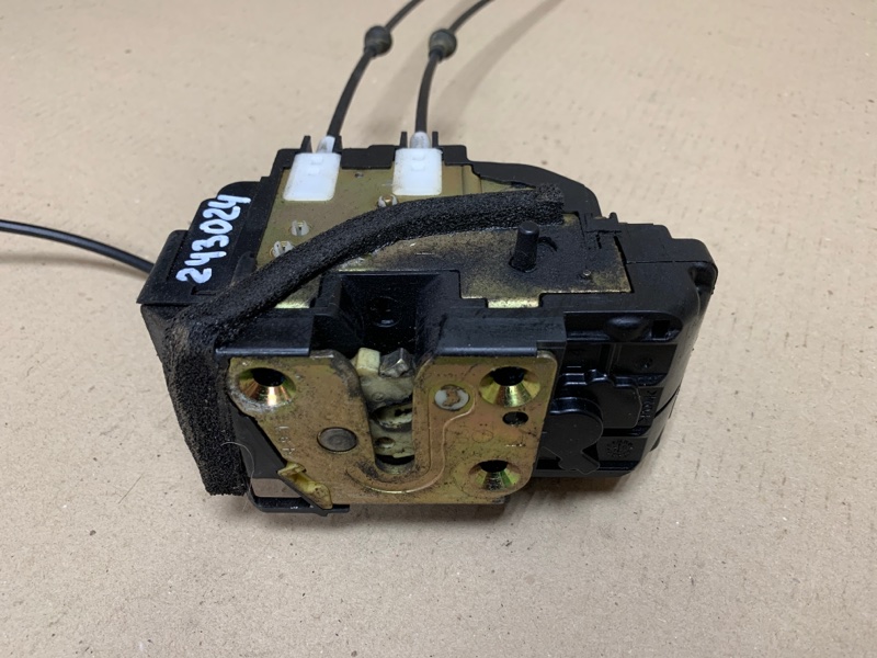 Замок двери задний левый INFINITI QX56 / TITAN / ARMADA 04-16 2005 Внедорожник VK56DE 82501-7S000 Б/У