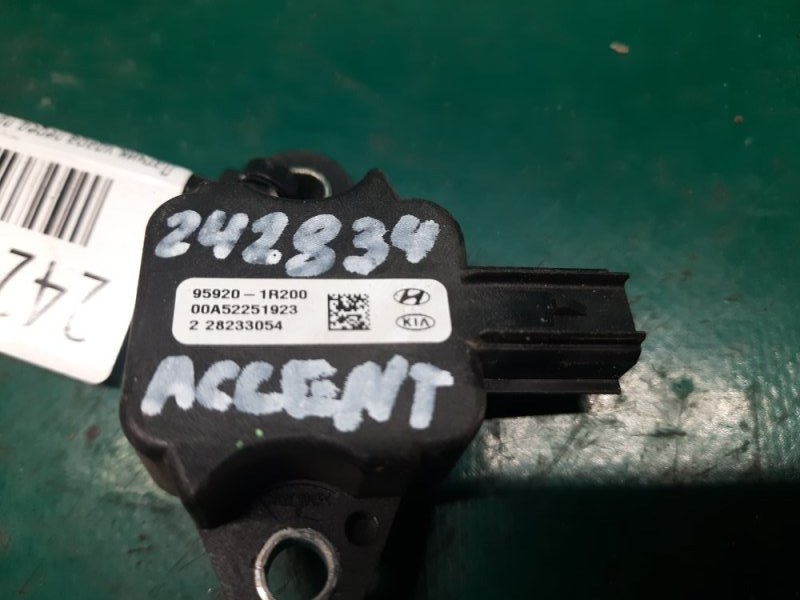 Датчик удара передний правый HYUNDAI ACCENT RB 10- Хетчбек 1.6 Датчик удара передний правый HYUNDAI ACCENT RB 10- Хетчбек 1.6