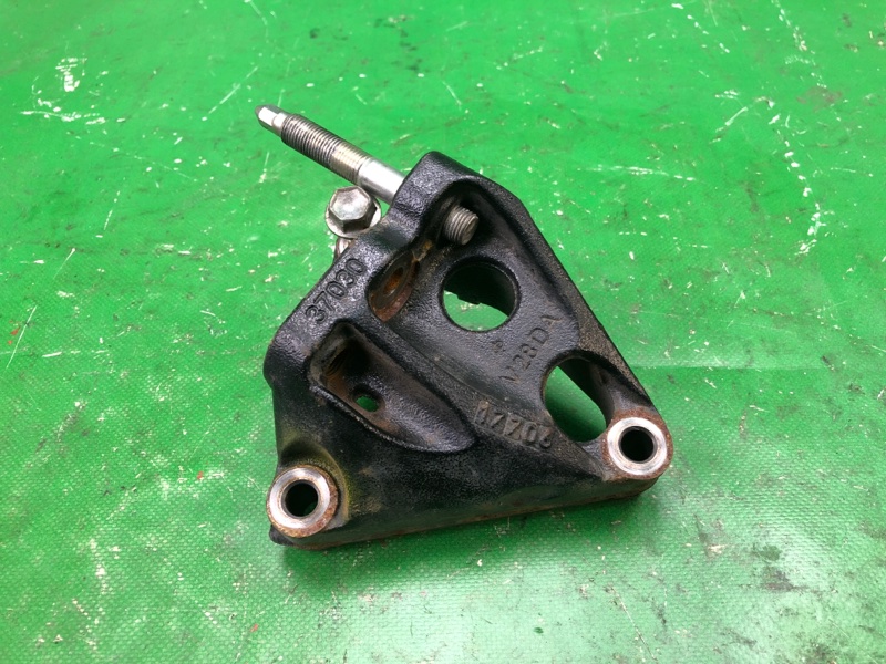 Кронштейн двигателя TOYOTA RAV4 13-19 2017 ZSA42 2.0 3ZRFE 12315-37030 Б/У