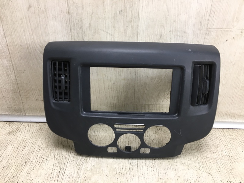 Накладка торпедо под магнитолу NISSAN NV200 USA 13- 2020 M20XUS 2.0 MR20DE 68260-3LM1A Б/У