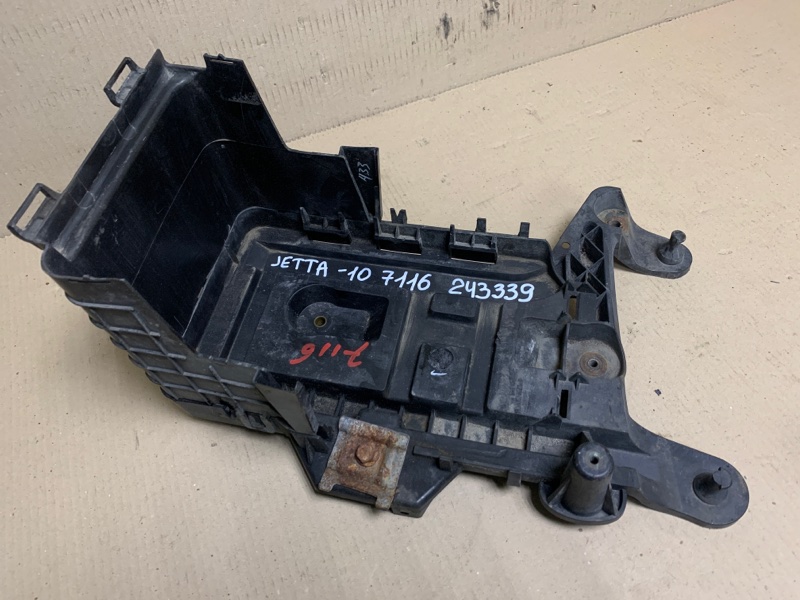 Полка аккумулятора VOLKSWAGEN JETTA 05-10 2007 Седан 2.5 1KM 915 333 Б/У