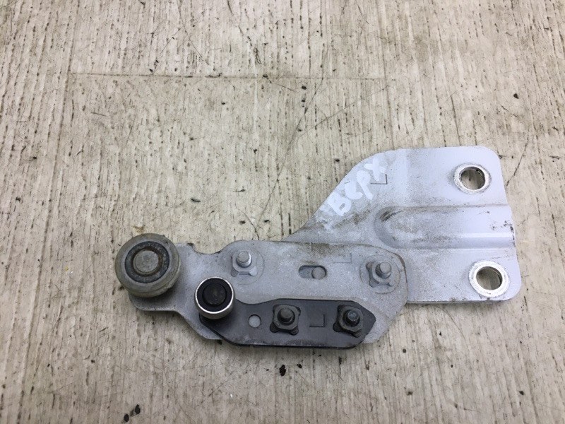 Ролик сдвижной двери верхний левый NISSAN NV200 USA 13- 2020 M20XUS 2.0 MR20DE 82401-JX00A Б/У