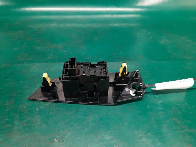 Кнопка стеклоподъемника задняя правая PRIUS 16- 2016 Хэтчбек 1.8 2ZRFXE