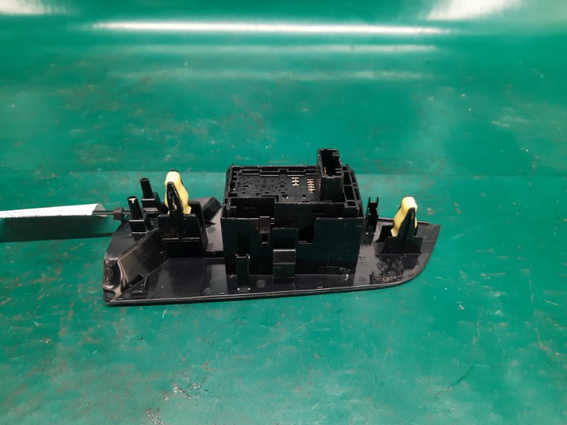 Кнопка стеклоподъемника задняя правая PRIUS 16- 2016 Хэтчбек 1.8 2ZRFXE