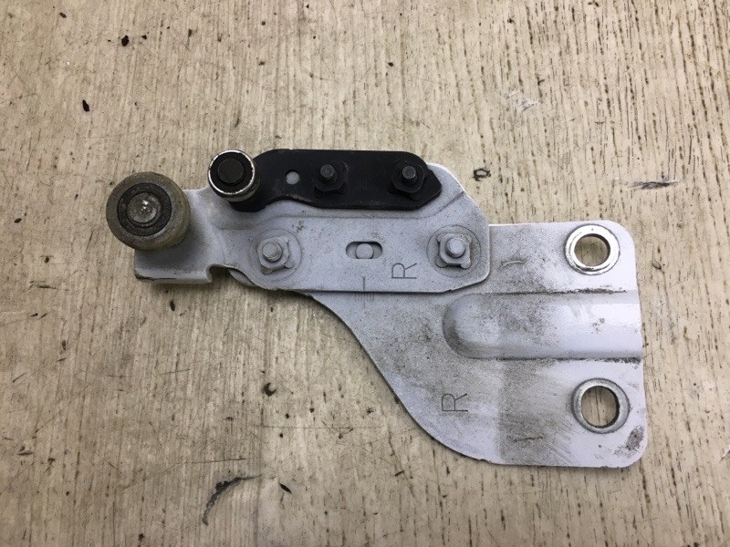 Ролик сдвижной двери верхний правый NISSAN NV200 USA 13- 2020 M20XUS 2.0 MR20DE 82400-JX00A Б/У