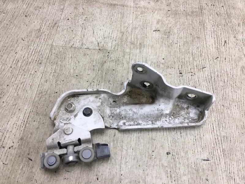 Ролик сдвижной двери нижний правый NISSAN NV200 USA 13- M20XUS 2.0 MR20DE Ролик сдвижной двери нижний правый NISSAN NV200 USA 13- M20XUS 2.0 MR20DE