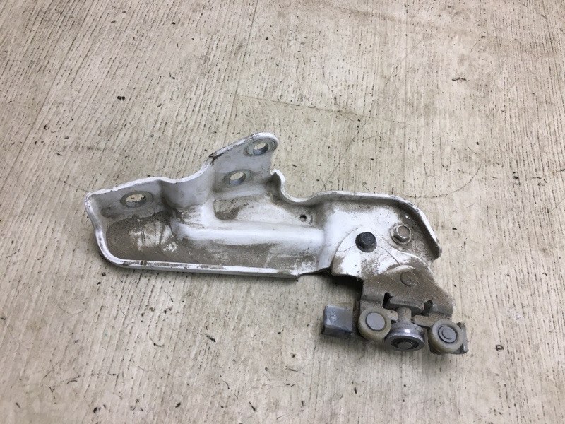 Ролик сдвижной двери нижний левый NISSAN NV200 USA 13- M20XUS 2.0 MR20DE Ролик сдвижной двери нижний левый NISSAN NV200 USA 13- M20XUS 2.0 MR20DE