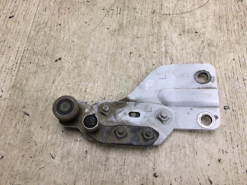 Ролик сдвижной двери верхний левый NISSAN NV200 USA 13- 2020 M20XUS 2.0 MR20DE 82401-JX00A Б/У