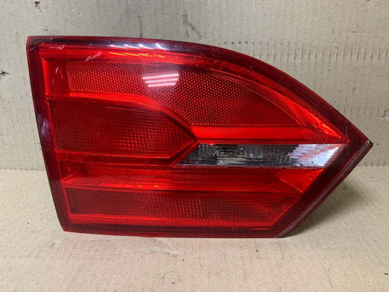 Фонарь внутренний левый VOLKSWAGEN JETTA USA 10-17 2011 CBTA 2.5L 5C6 945 093 Б/У