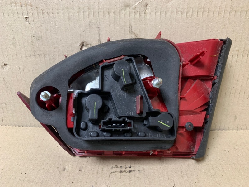 Фонарь внутренний левый JETTA USA 10-17 2011 CBTA 2.5L