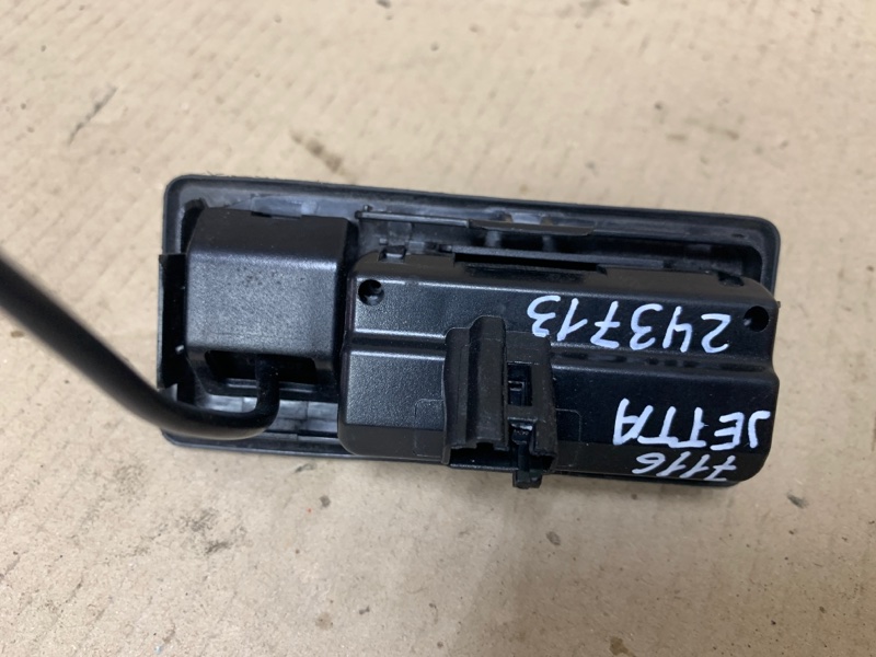 Кнопка открывания багажника наружная VOLKSWAGEN JETTA USA 10-17 Седан 2.0
