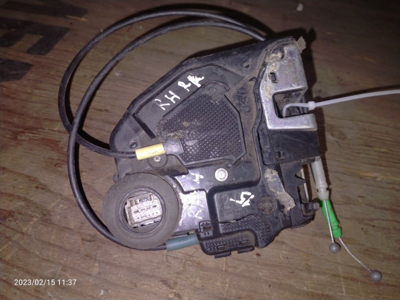 Замок двери задний правый RAV4 05-12
