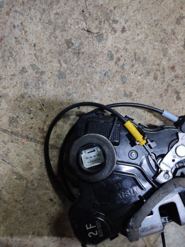 Замок двери передний левый TOYOTA AURIS 06-12