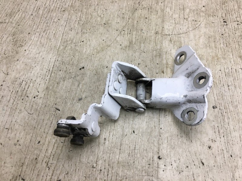 Ролик сдвижной двери средний левый NISSAN NV200 USA 13- 2015 M20XUS 2.0 MR20DE 82411-JX00A Б/У