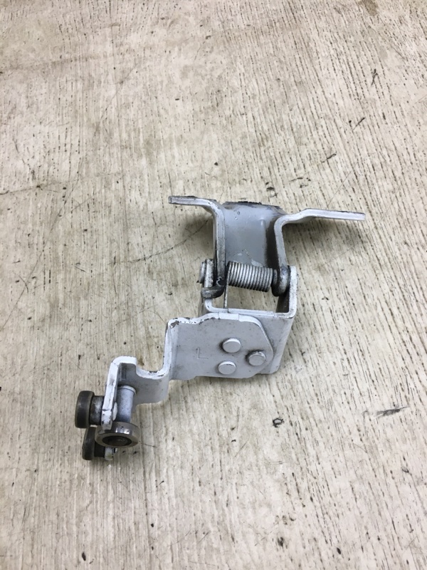 Ролик сдвижной двери средний левый NV200 USA 13- 2015 M20XUS 2.0 MR20DE