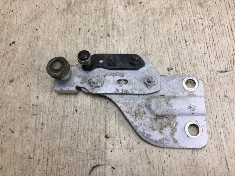 Ролик сдвижной двери верхний правый NISSAN NV200 USA 13- 2015 M20XUS 2.0 MR20DE 82400-JX00A Б/У