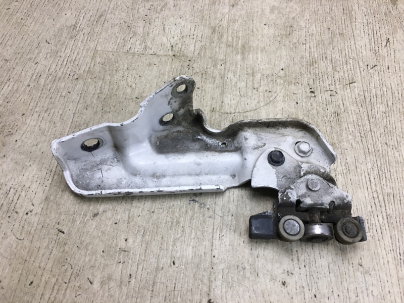 Ролик сдвижной двери нижний левый NISSAN NV200 USA 13- M20XUS 2.0 MR20DE