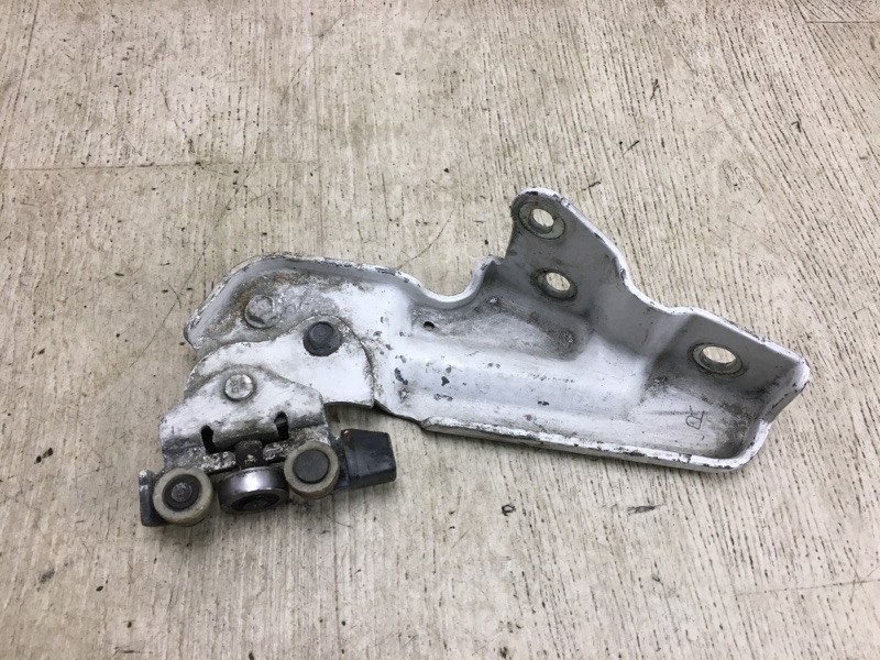 Ролик сдвижной двери нижний правый NISSAN NV200 USA 13- M20XUS 2.0 MR20DE Ролик сдвижной двери нижний правый NISSAN NV200 USA 13- M20XUS 2.0 MR20DE