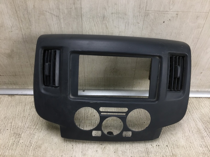 Накладка торпедо под магнитолу NISSAN NV200 USA 13- 2015 M20XUS 2.0 MR20DE 68260-3LM1A Б/У