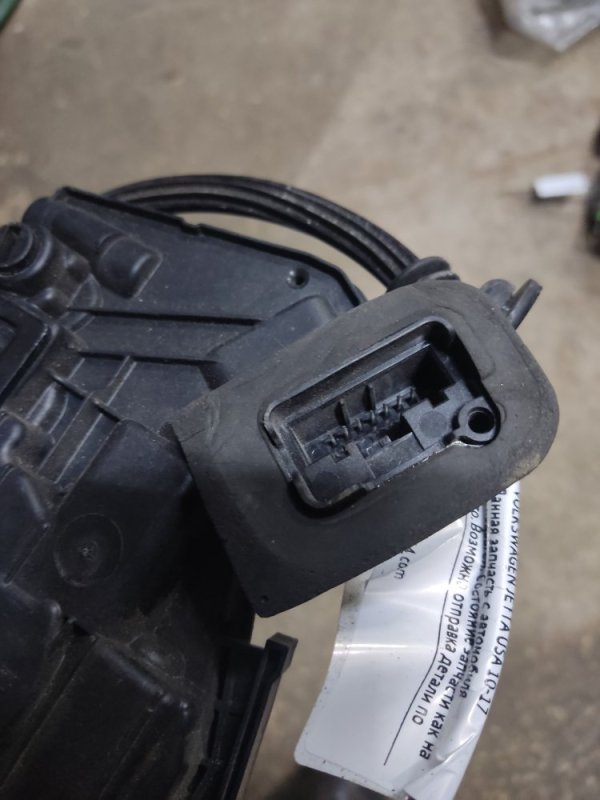 Замок двери задний левый VOLKSWAGEN JETTA USA 10-17