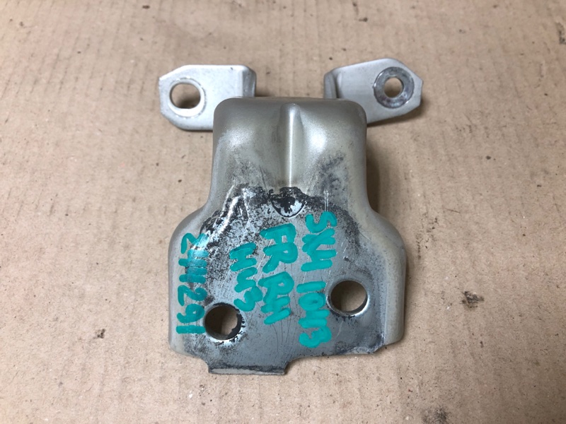 Запчасть петля двери нижняя передняя правая SUZUKI SX4 06-13 2008 Хетчбек 2.0 69320-63J00 Б/У Петля двери нижняя передняя правая SUZUKI SX4 06-13 2008 Хетчбек 2.0 69320-63J00 Б/У