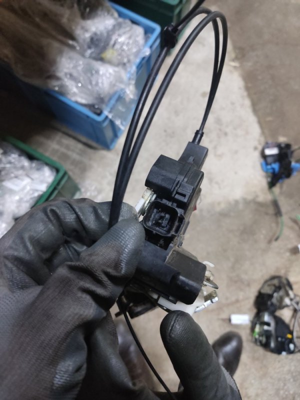 Замок двери задний левый MITSUBISHI OUTLANDER XL 05-13 Замок двери задний левый MITSUBISHI OUTLANDER XL 05-13