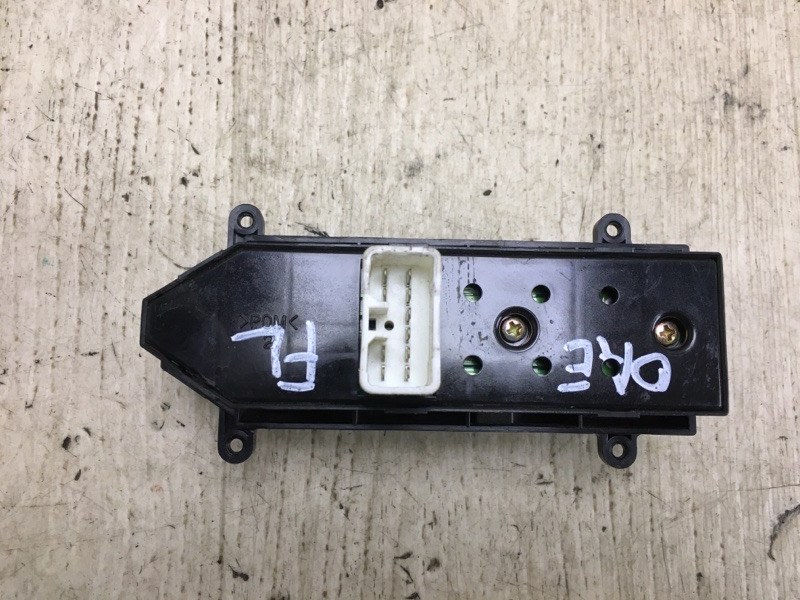 Кнопка стеклоподъемника передняя HYUNDAI SANTA FE (CM) 05-12 CM