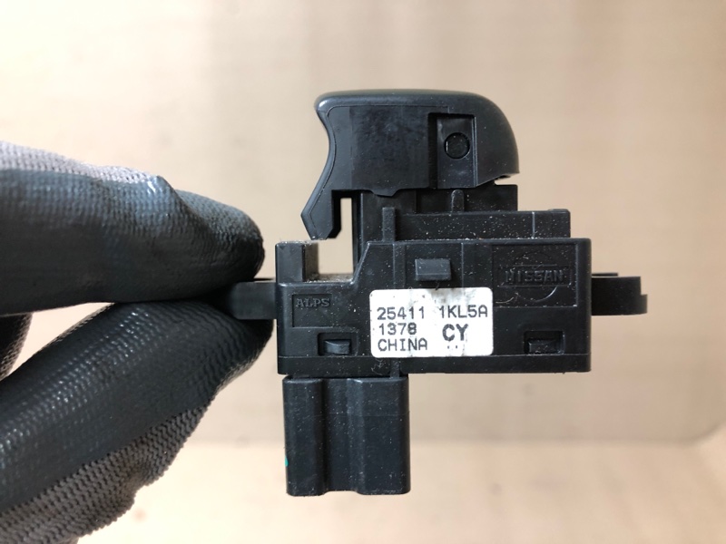 Кнопка стеклоподъемника задняя правая SENTRA B17 12-21 2018 Седан