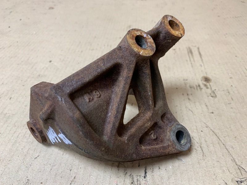 Кронштейн двигателя MAZDA MPV 99-06 2.5. GY. KG440AA