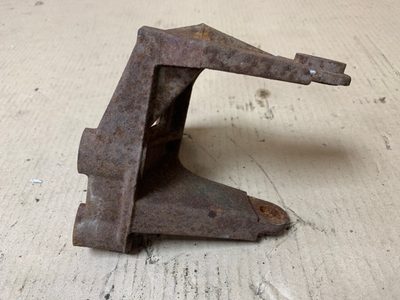 Кронштейн двигателя MPV 99-06 2.5. GY. KG440AA