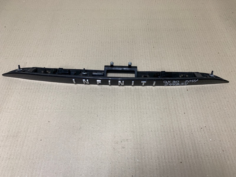 Панель подсветки номера INFINITI QX30 16-20 2018 Внедорожник 2.0 20PET 90818-5DB4A Б/У
