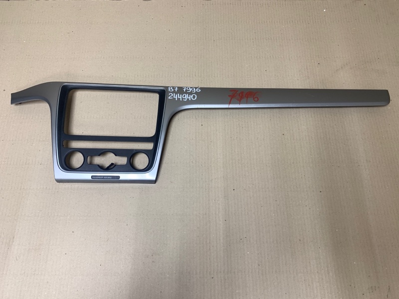 Запчасть накладка торпедо под магнитолу VOLKSWAGEN PASSAT B7 11-15 2014 Седан 2.5 CBUA 561 857 212 D Б/У Накладка торпедо под магнитолу VOLKSWAGEN PASSAT B7 11-15 2014 Седан 2.5 CBUA 561 857 212 D Б/У