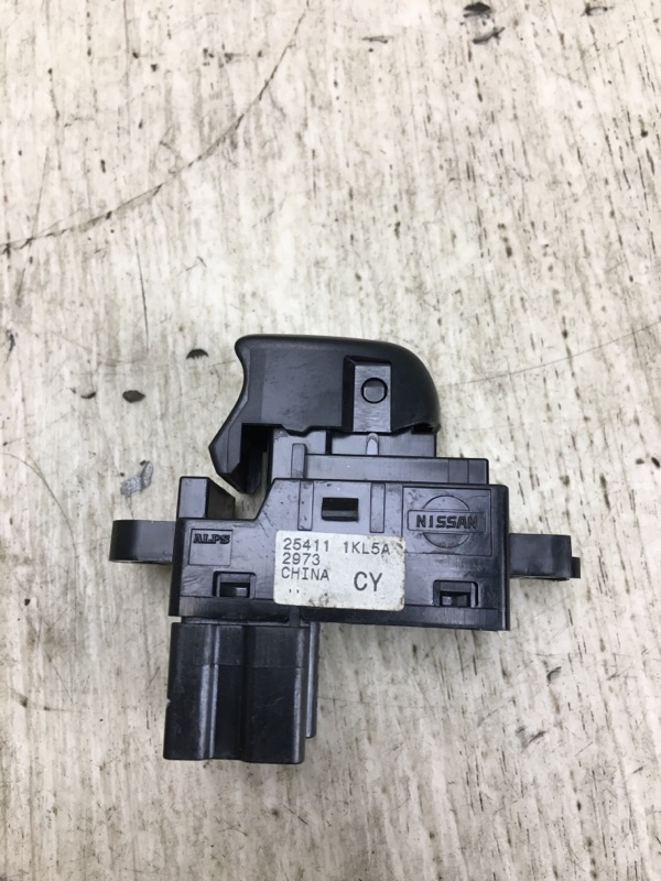 Кнопка стеклоподъемника задняя левая SENTRA B17 12-21