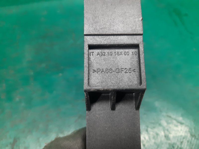 Антенна задняя левая GRAND CHEROKEE 11-22 2013 Внедорожник 5.7 Антенна задняя левая GRAND CHEROKEE 11-22 2013 Внедорожник 5.7