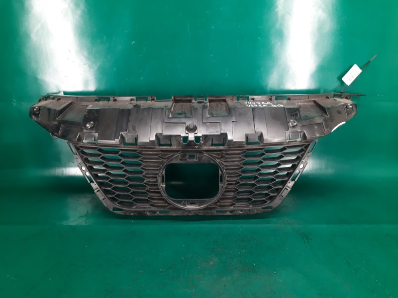 Решетка радиатора NISSAN VERSA  19- Седан 62310-5EF1A Б/У