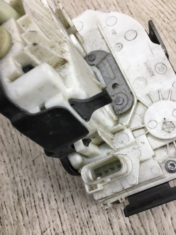 Замок двери передний правый 200 14-16