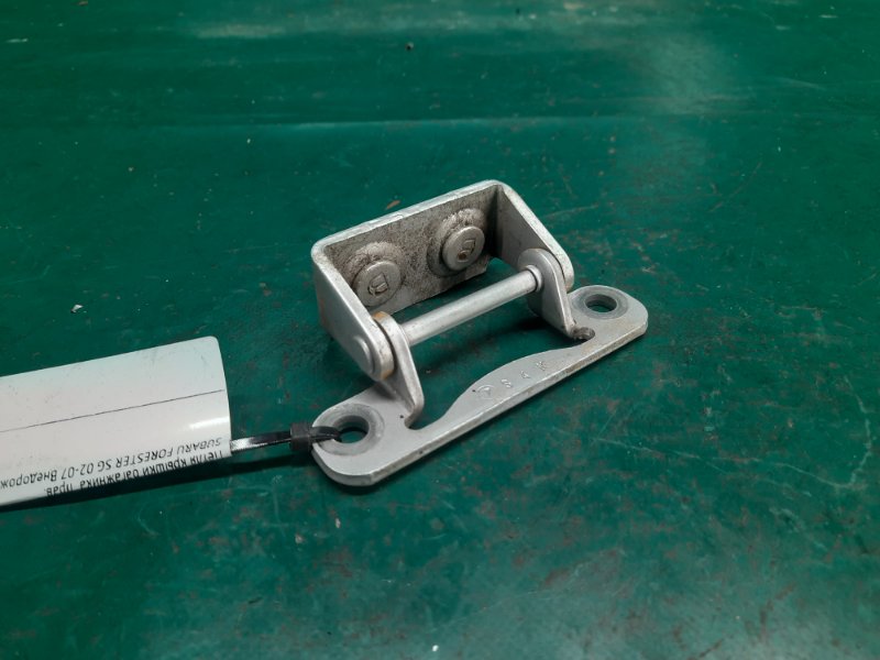 Петля крышки багажника правая SUBARU FORESTER SG 02-07 2003 Внедорожник 2.5 EJ251 61820FC100 Б/У