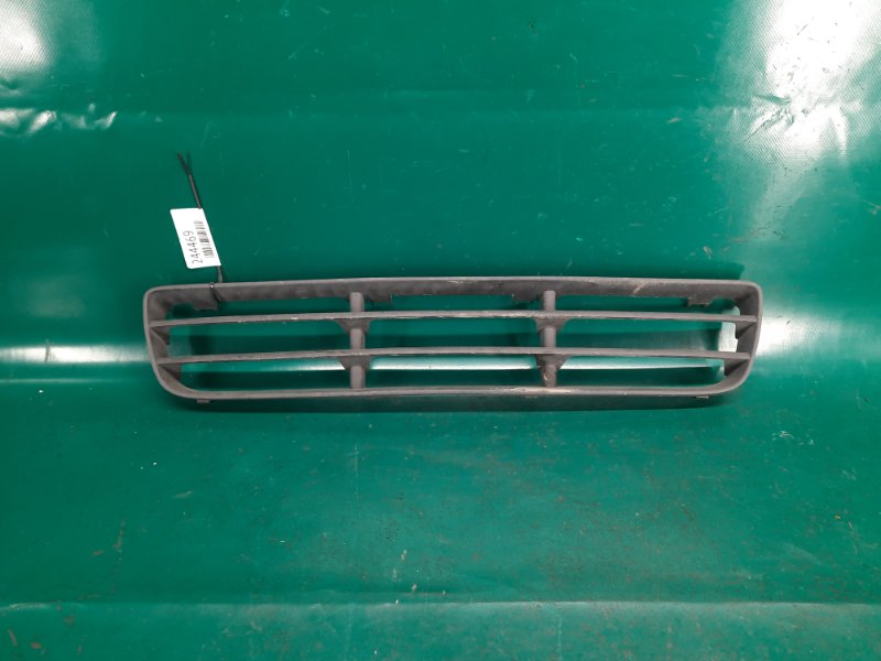 Решетка переднего бампера VOLKSWAGEN BORA 99-05 Седан 1J5 853 677 C Б/У