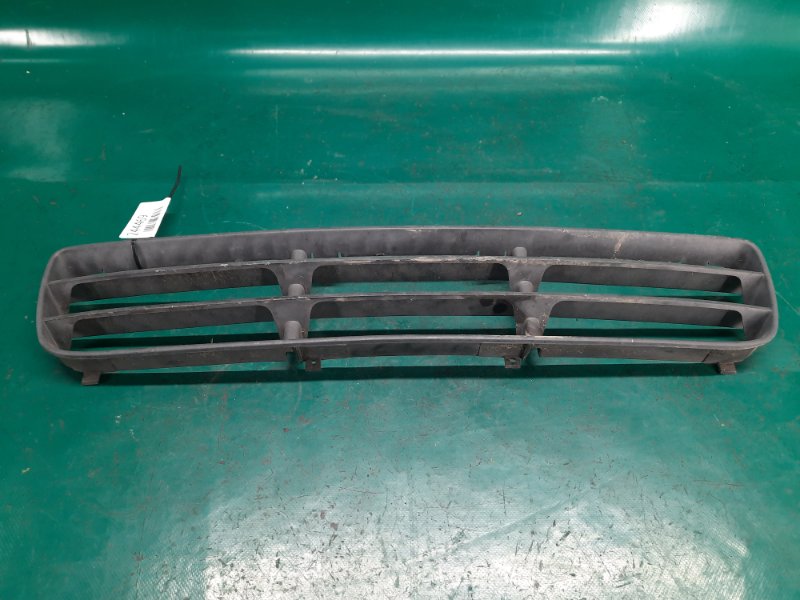 Решетка переднего бампера VOLKSWAGEN BORA 99-05 Седан